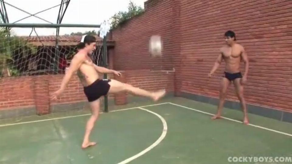 Sportlicher Latin-Lover wichst sich draußen einen