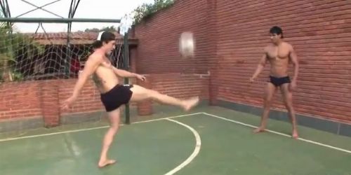 Sportlicher Latin-Lover wichst sich draußen einen