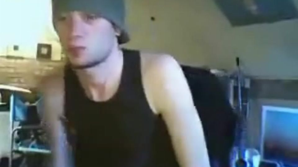 Schlanker junger Typ mit riesigem Schwanz