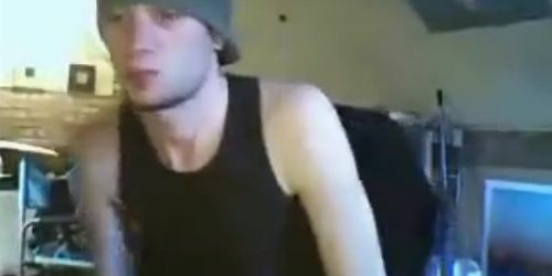 Schlanker junger Typ mit riesigem Schwanz