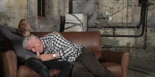Junger Mann entdeckt die Reize der Homosexualität mit einem erfahrenen Daddy