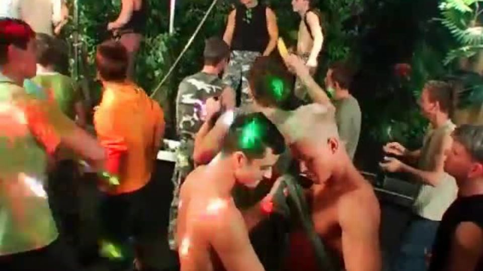Wilde Schwulenparty mit heißen Tänzern