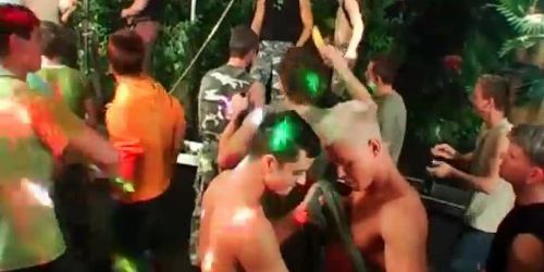 Wilde Schwulenparty mit heißen Tänzern