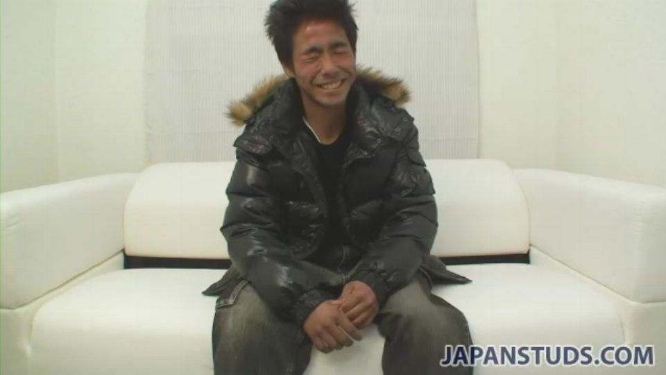 Heißer japanischer Junge mit hartem Körper masturbiert