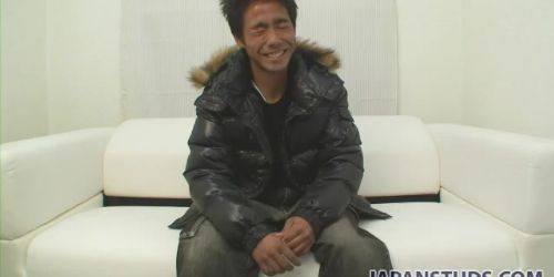 Heißer japanischer Junge mit hartem Körper masturbiert