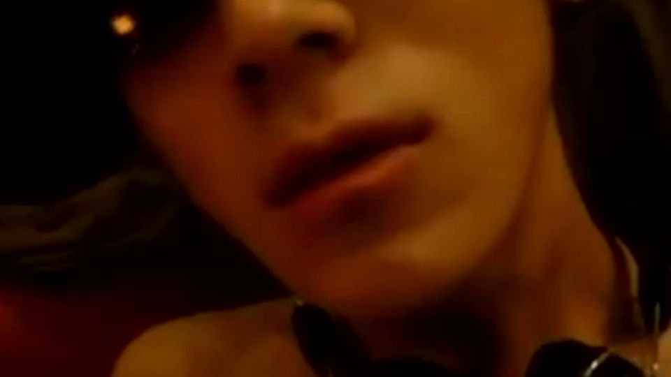 Junger Asiate präsentiert seinen steifen Schwanz