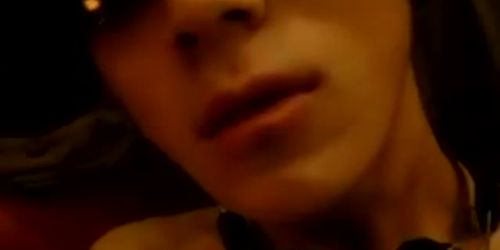 Junger Asiate präsentiert seinen steifen Schwanz