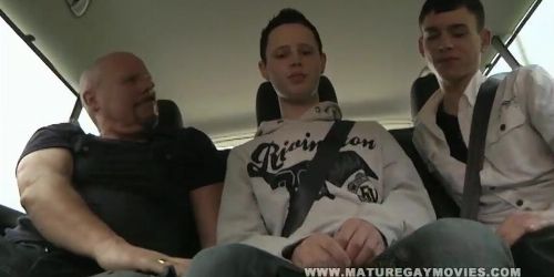 Reifer Mann hat Spaß mit zwei jungen Roma-Jungs im Auto