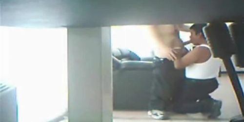 Dicker Mann gibt heimlich einen Blowjob vor versteckter Kamera