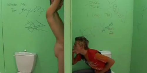 Geheime Schwanzvergnügen in der Toilettenkabine