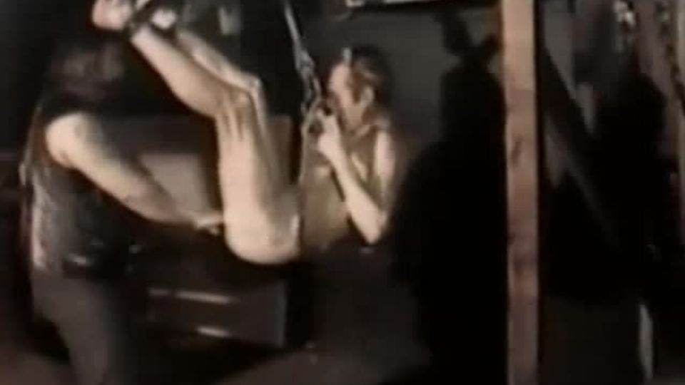 Vintage Fisting und Handschellen in einer Biker-Umgebung
