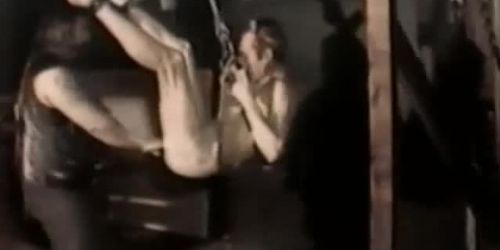 Vintage Fisting und Handschellen in einer Biker-Umgebung