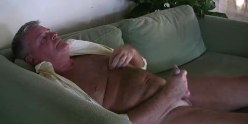 Geiler Kerl wird unerwartet auf dem Sofa verwöhnt