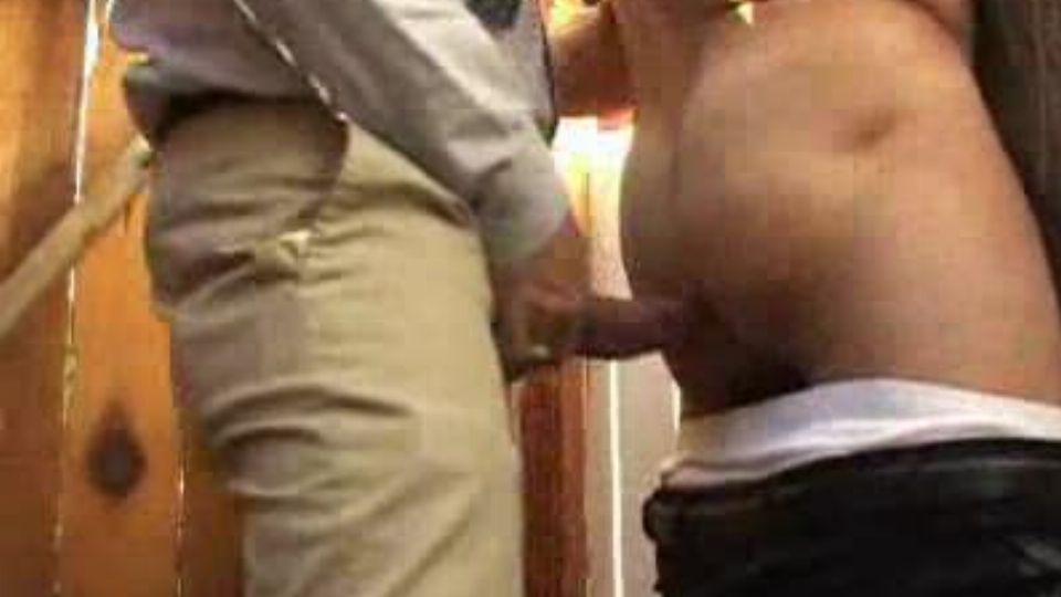 Reifer Mann lutscht an einem Gloryhole