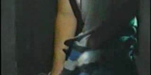 Heißer Typ lutscht durch ein Gloryhole