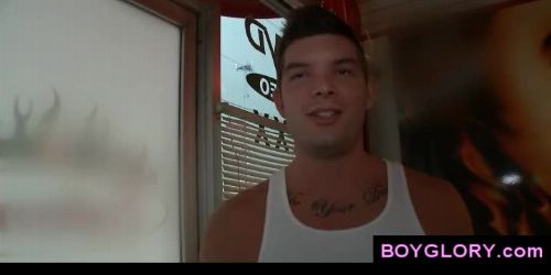 Geheimes Gloryhole - Schwänze lutschen hinter der Wand