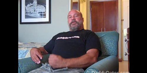 Behaarter muskulöser Stiefvater wird verwöhnt