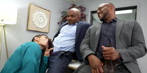 Brutales schwules Trio mit großen schwarzen Schwänzen im Büro