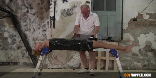 Junger Mann erfüllt die perversen Fantasien seines älteren Herrn