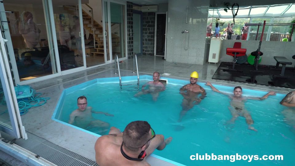 Maskierter Mann versinkt in den Schwänzen seiner Freunde