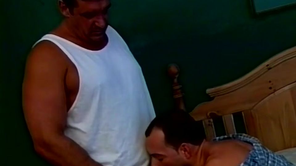 Dicker bärtiger Bärenmann holt sich einen runter für einen Blowjob