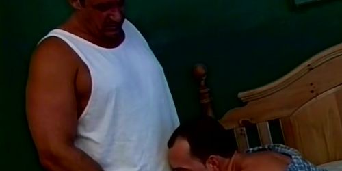 Dicker bärtiger Bärenmann holt sich einen runter für einen Blowjob